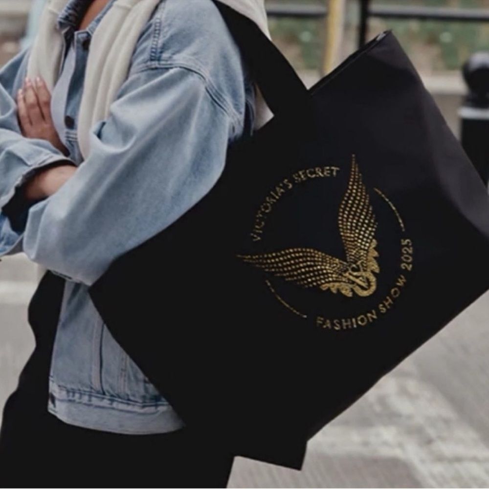 NEW VS 2025 BLACK FASHION SHOW TOTE/BAG WITH GOLD RHINESTONE ANGEL WINGS